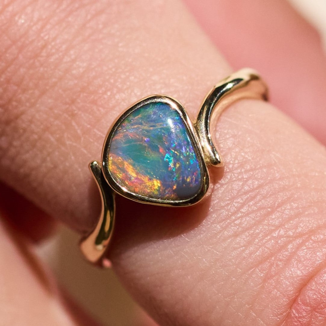 9k gold solid lightning ridge opal ring 